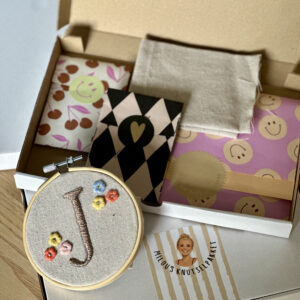 DIY knutselpakket borduren – borduur je eigen letter met bloemetjes